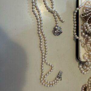Sophisticated White and Silver Pearl Necklace with Ornate Pendant